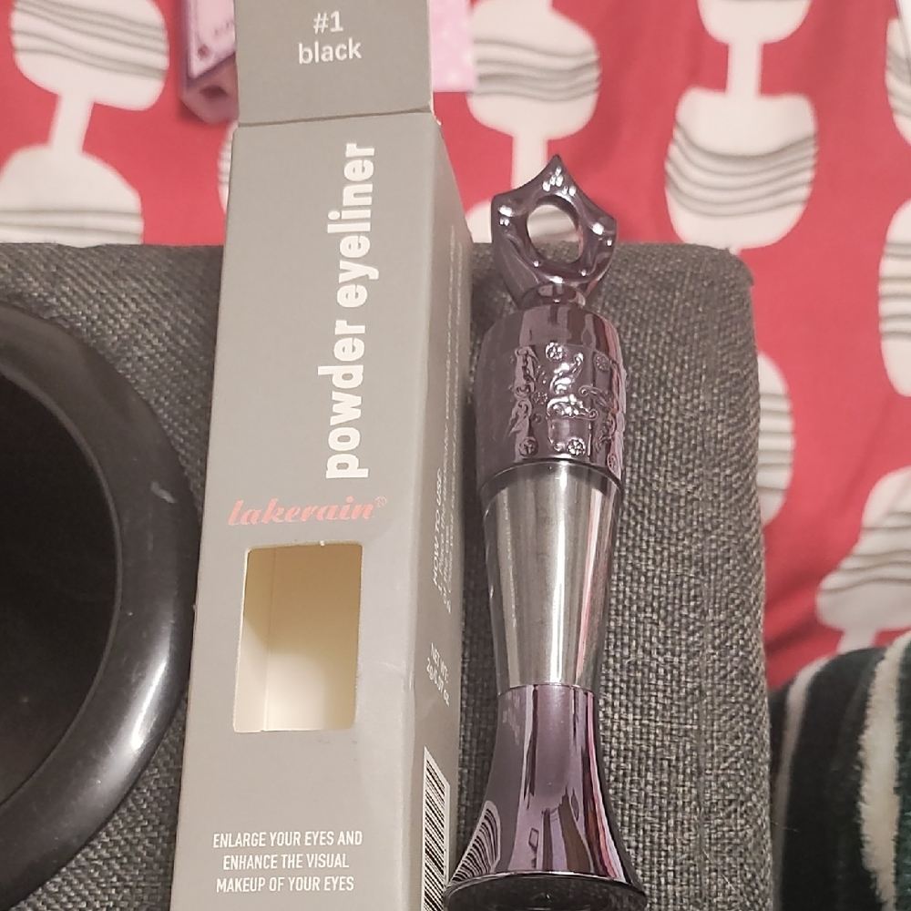 Lakevain Powder Eyeliner in Black